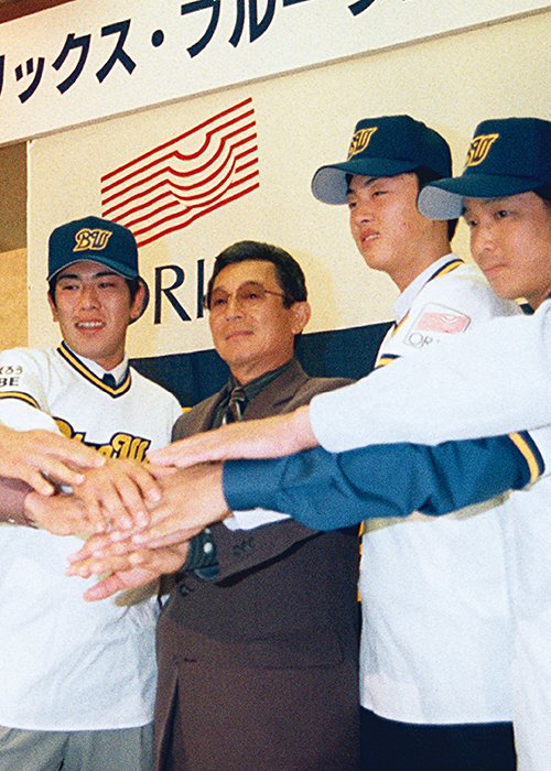 1997年12月、オリックスの新人選手発表で仰木監督を囲む。左から永田能隆、杉本潔彦、前田和之、川口知哉、前田浩継、高橋信夫。6選手のうち投手を5人指名した