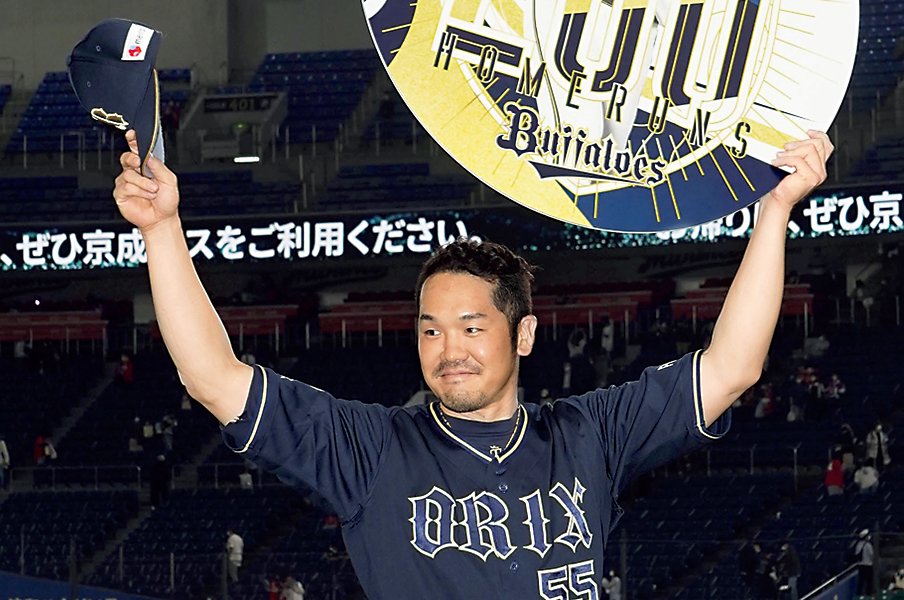 シュウゥゥゥっと振るT-岡田がゴオォォォっと導く頂点への道。<Number Web> photograph by KYODO