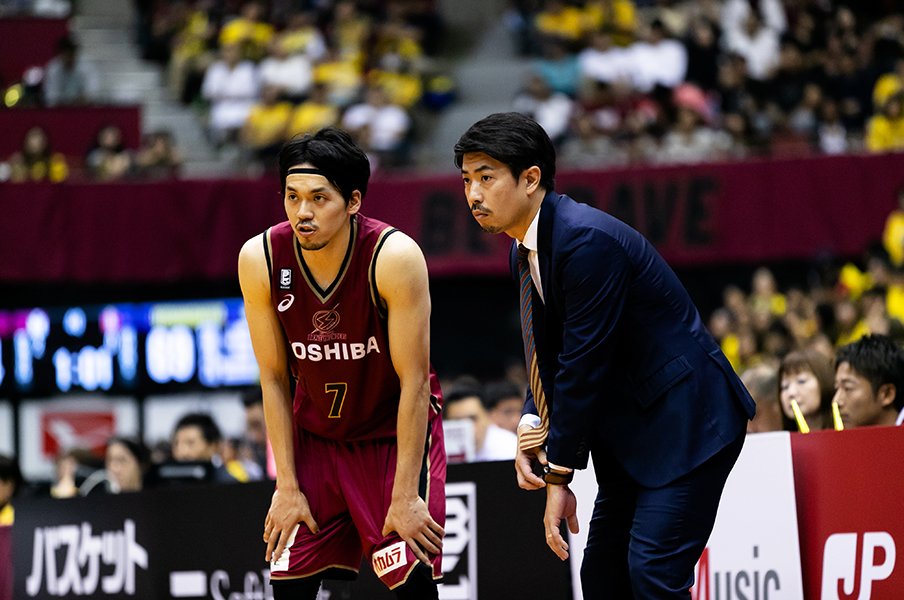 佐藤賢次HCからPG篠山竜青へ。名門・川崎、継がれるレガシー。<Number Web> photograph by B.LEAGUE