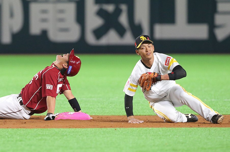 女性観客が8割の「タカガールデー」。意義あるイベント、NPBは球団任せ。<Number Web> photograph by NIKKAN SPORTS