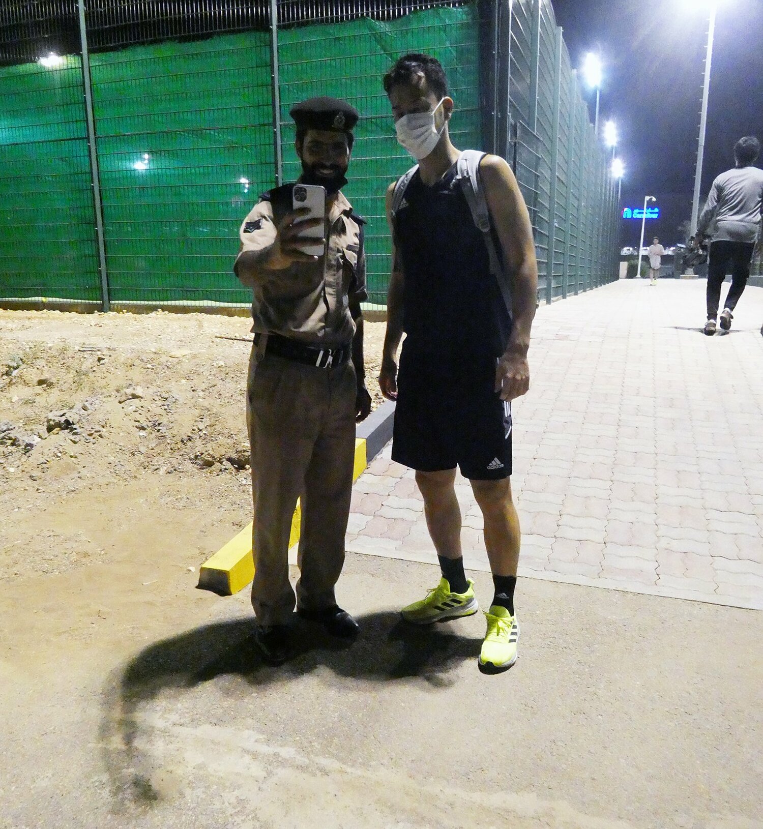 地元の警備員の写真撮影に快く応じる吉田麻也　©Atsushi Iio