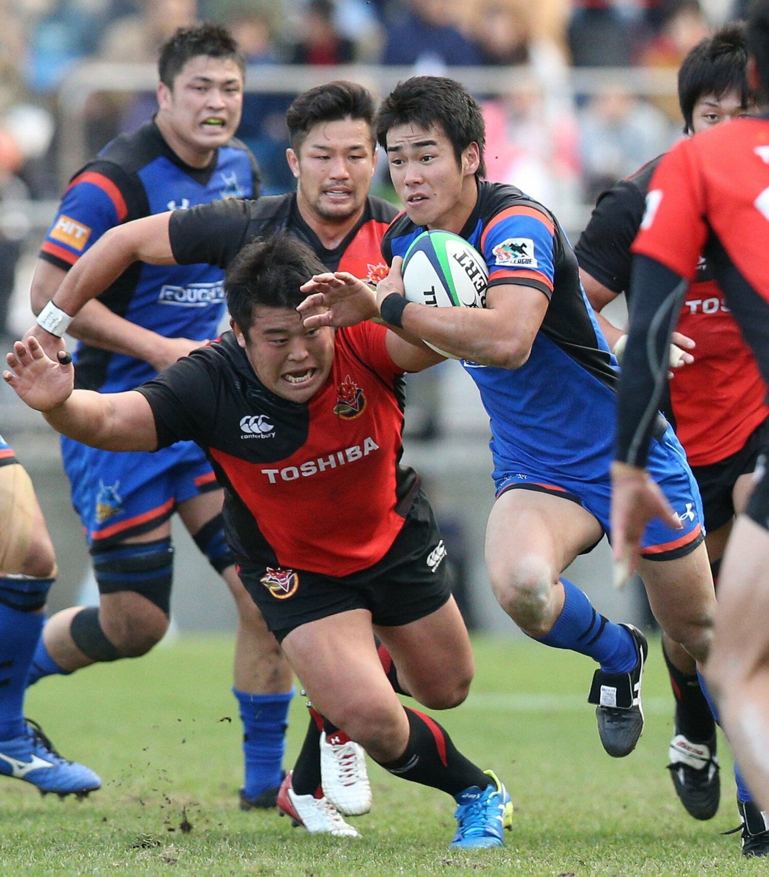 パナソニック時代、ボールを持って突進する児玉さん（2015年12月）　©︎JIJI PRESS　