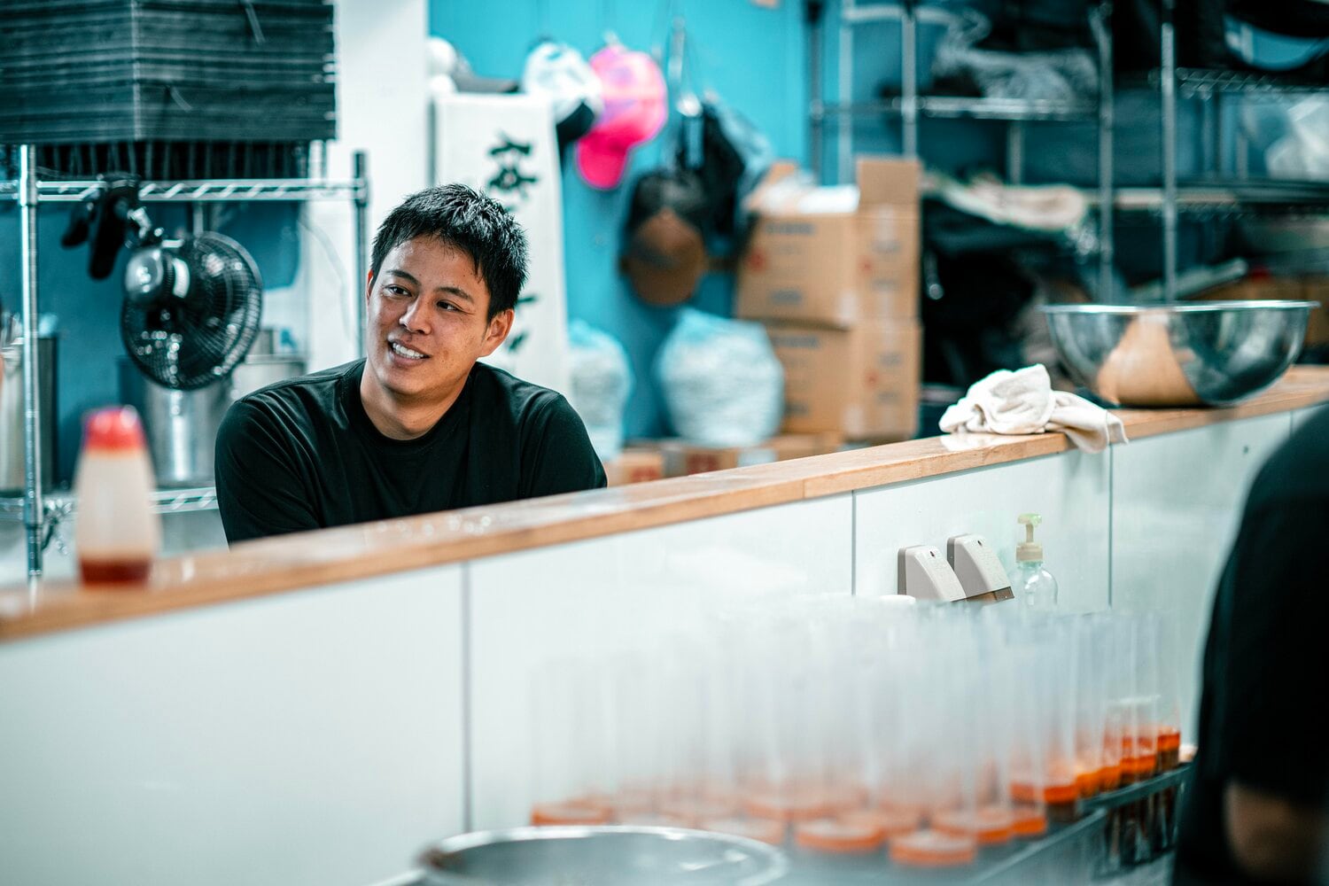 「俺の生きる道」白山店にてインタビューに答える小林公太　©Takuya Sugiyama