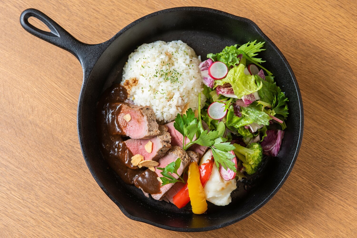  「グリーンフォレスト デリ＆カフェ」の牛フィレステーキプレート　※球団提供