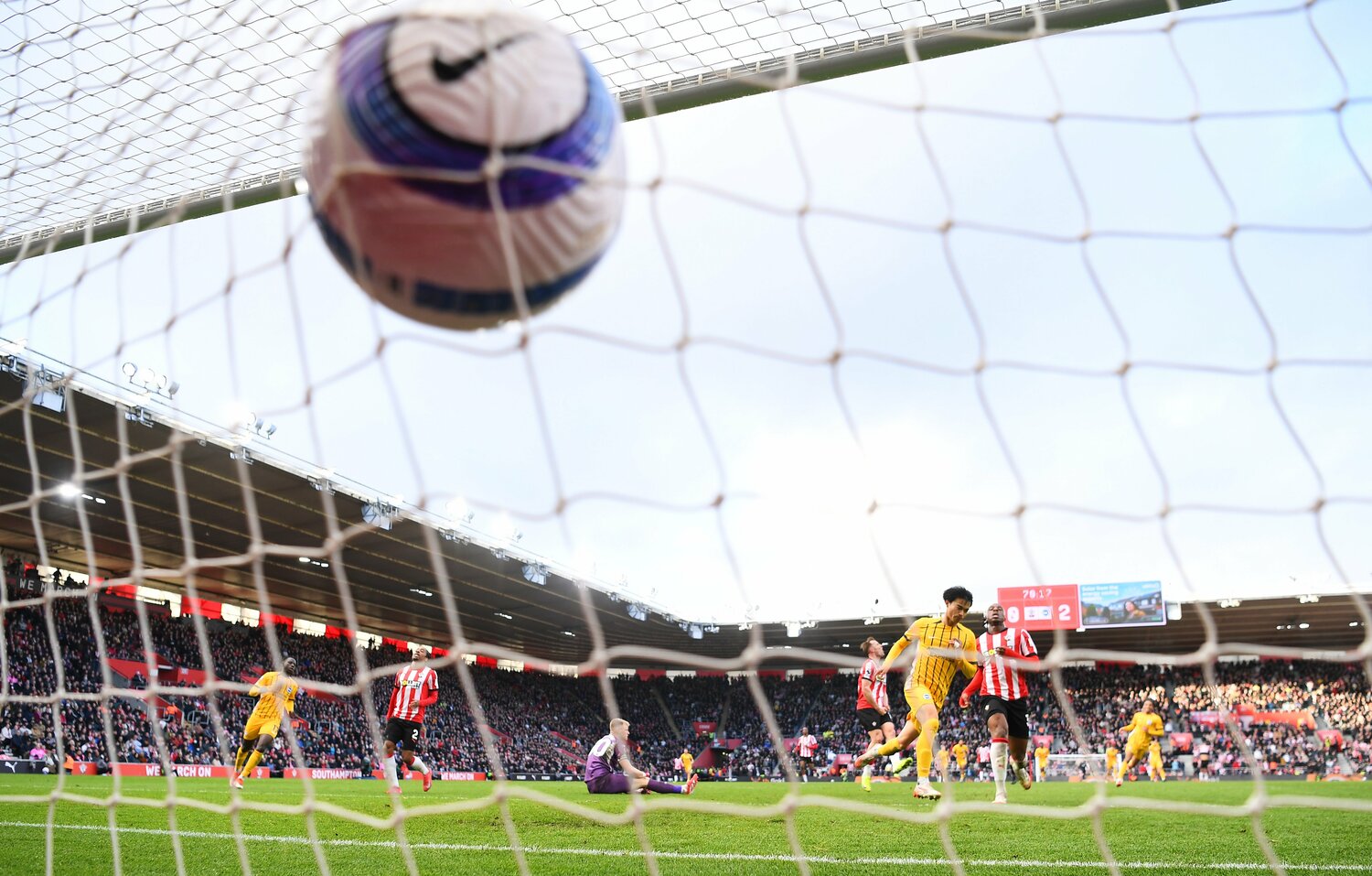 三笘薫の今季7得点目。右足での美しいループが相手GKアーロン・ラムズデールを超える【ゴール3枚目/全5枚】 ©Getty Images