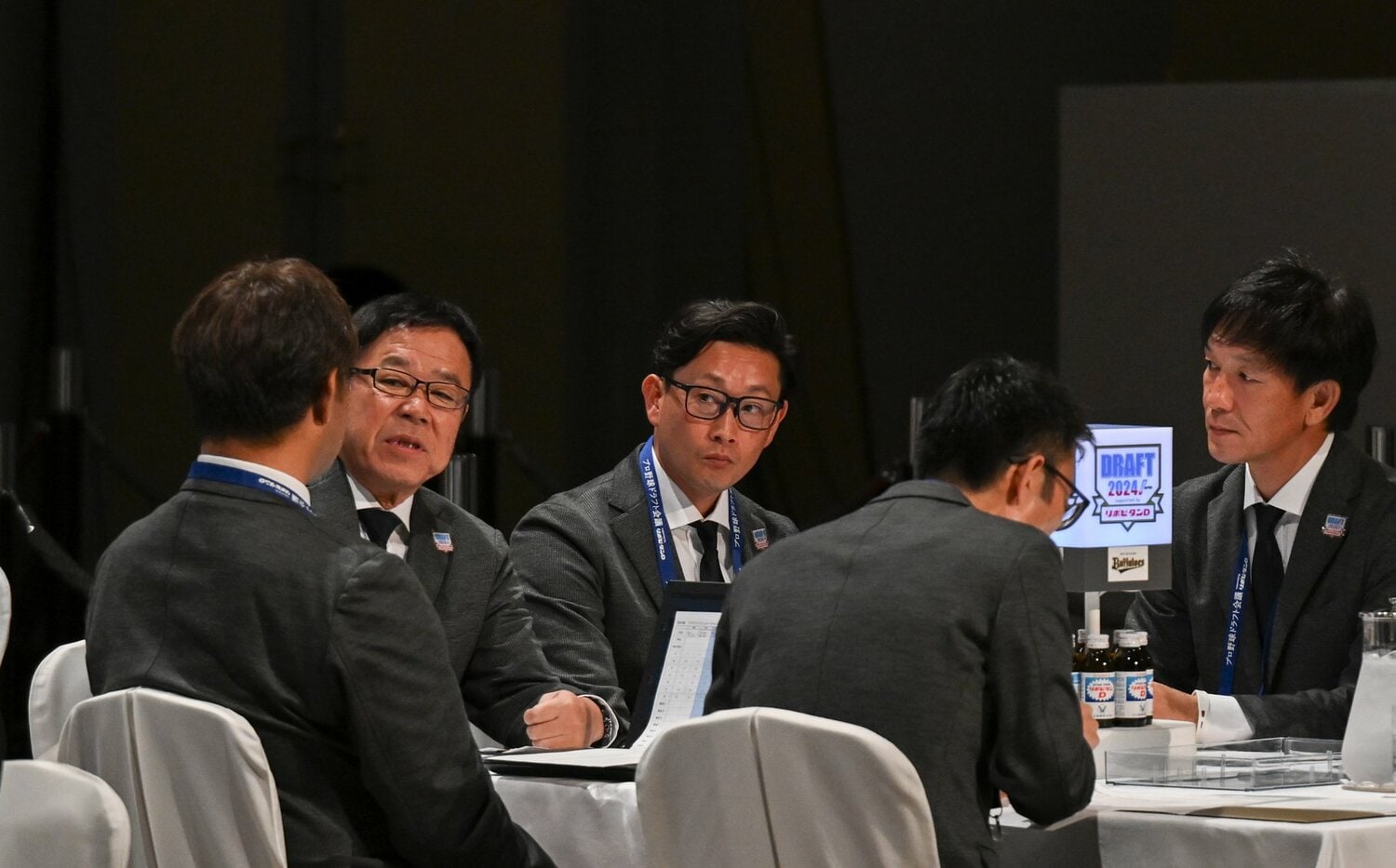 話し合うオリックス岸田新監督（中央）、福良GM（岸田氏の左）。清原は今季の補強ポイントには合致しなかったか　©Nanae Suzuki