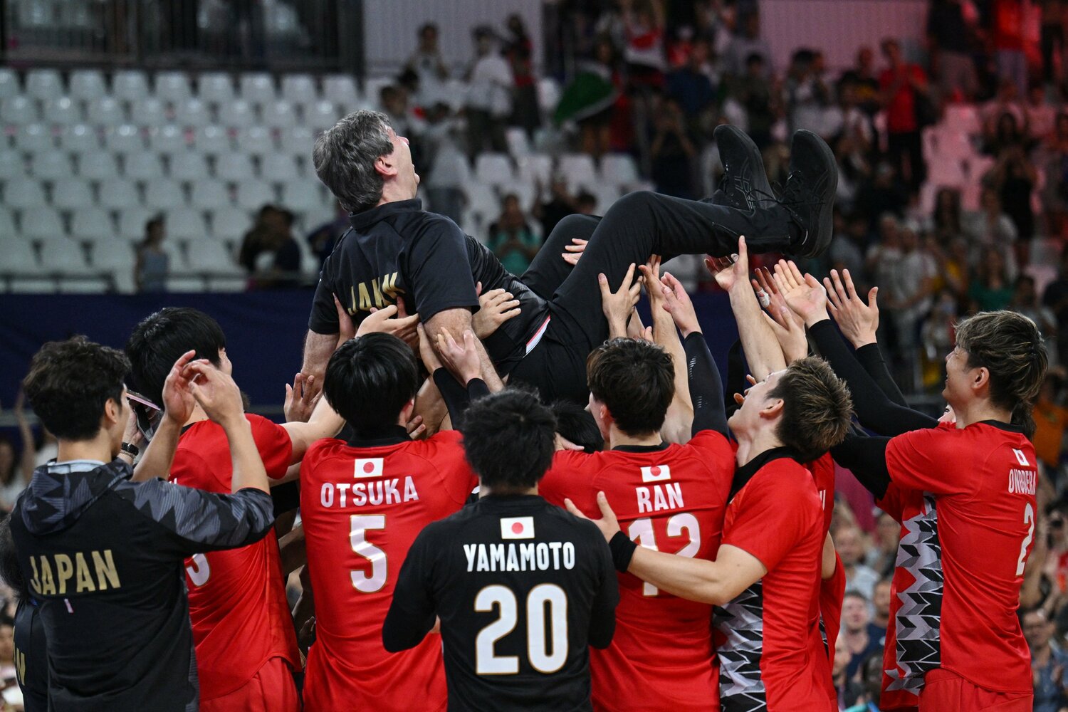 フィリップ・ブラン監督の胴上げシーン ©︎Reuters/AFLO