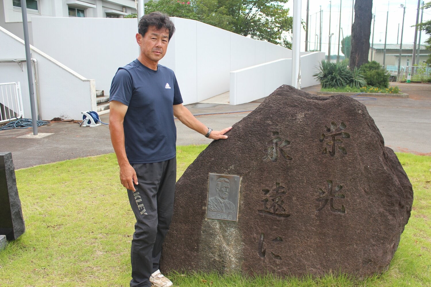 全国制覇の記念碑と、当時活躍した下田和彦・現監督　©Katsuharu Uchida