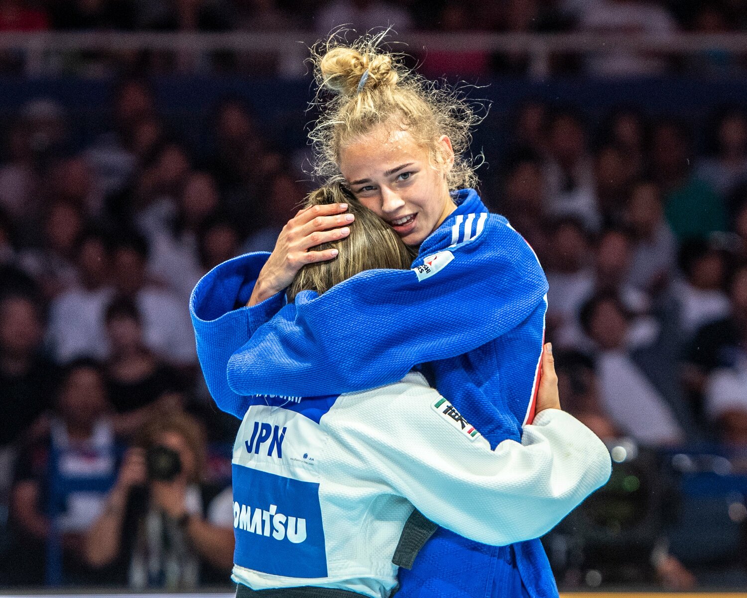 2019年の世界選手権(東京開催)で優勝したビロディド。敗れた渡名喜風南を抱きしめた ©Getty Images