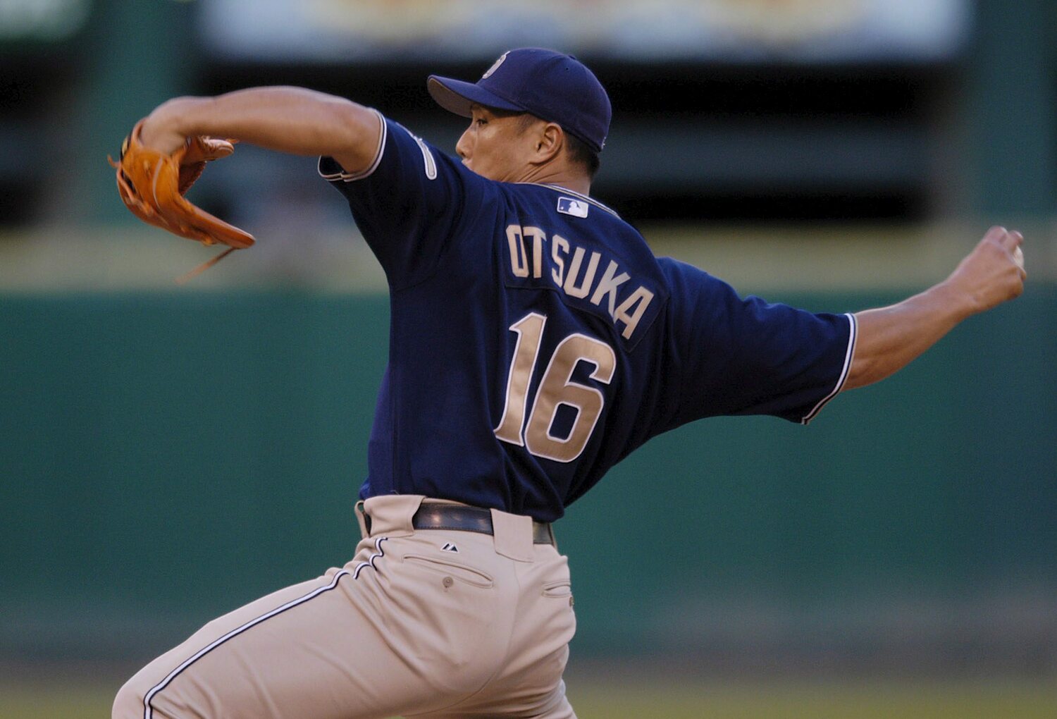 2005年、カージナルスとのディビジョンシリーズで登板する大塚　©︎JIJI PRESS