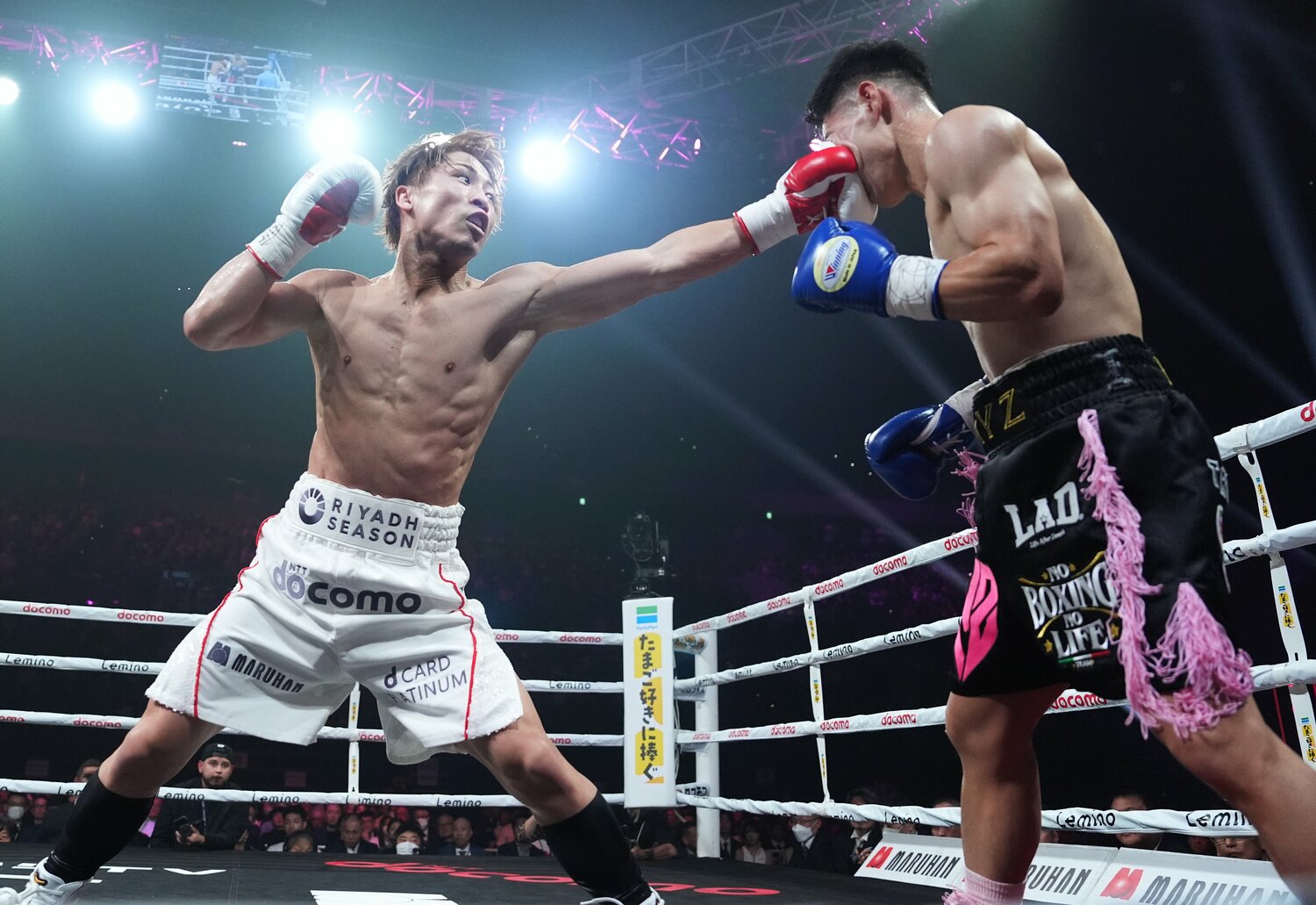 キムの顔にめり込む井上のジャブ。福田氏の「読み」は今回も冴えていたが…… ©Naoki Fukuda