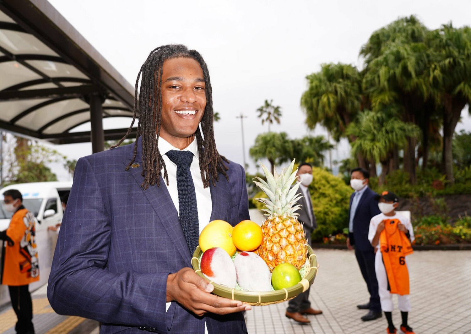 巨人秋季キャンプ。宮崎入りし、地元のフルーツを手に笑顔を見せるウォーカー（11月1日撮影）　©Sankei Shimbun