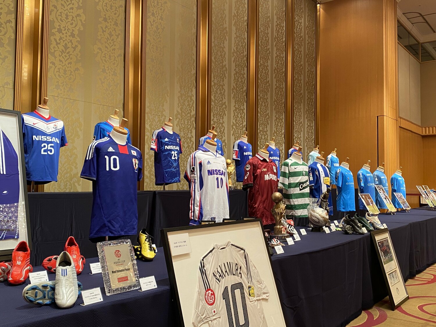 引退会見の会場に飾られたユニフォームの数々　©︎Atsushi Iio