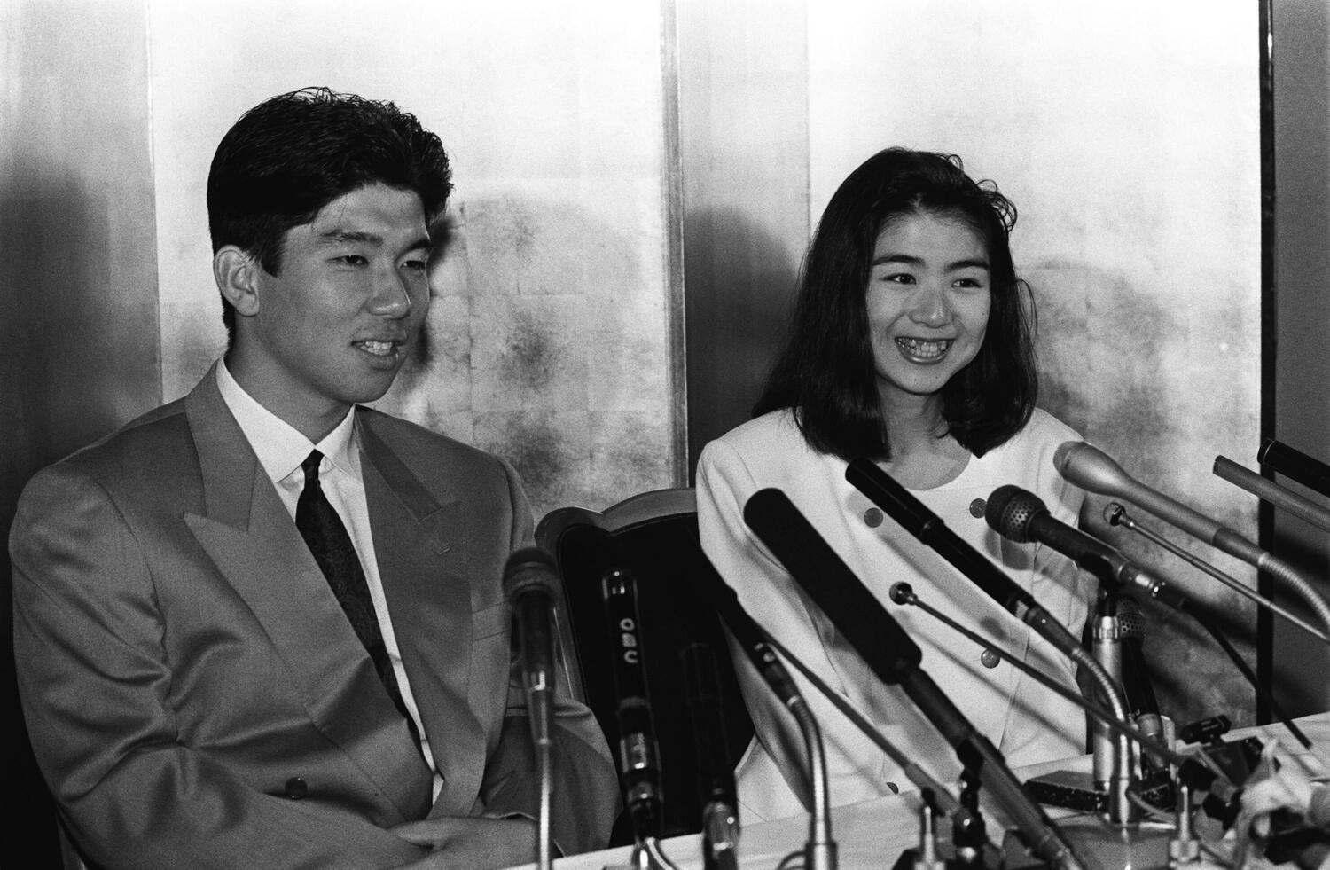 1990年11月、プロ1年目オフの婚約会見　©JIJI PRESS
