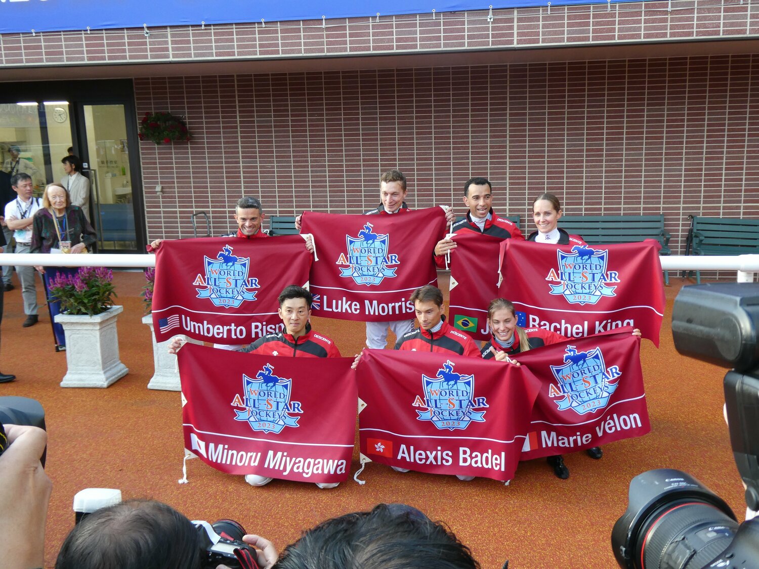 世界各地から参戦する騎手たちと　©Oaks Inoue