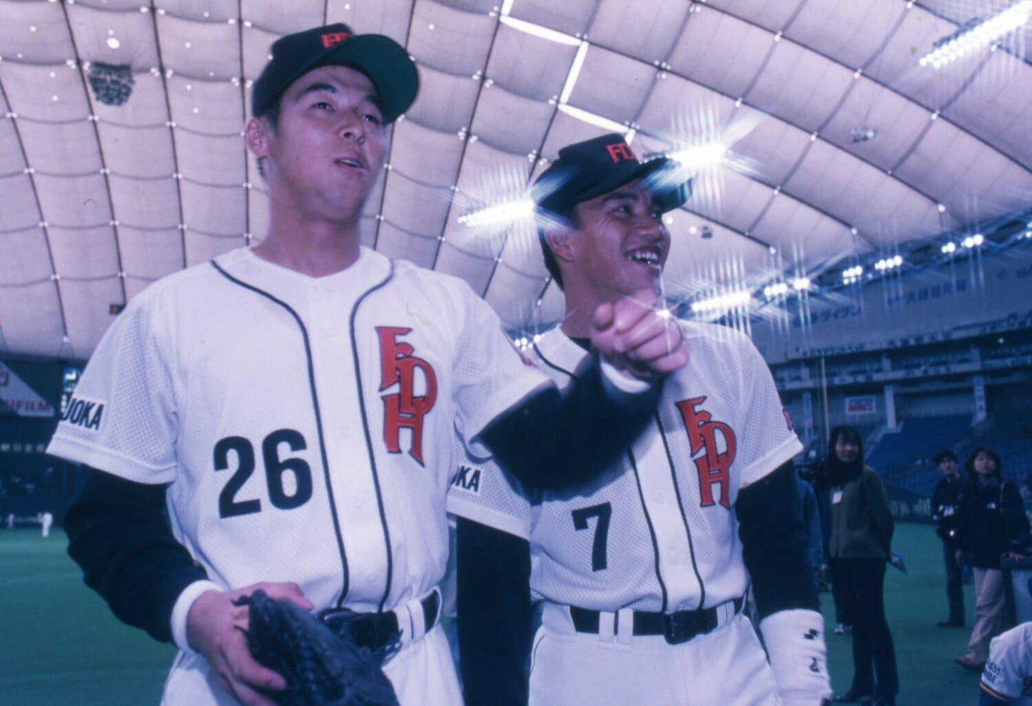 のちに三冠王を獲得する松中（左）と、メジャーでワールドチャンピオンにも輝く井口（右）のルーキー時代　©Hideki Sugiyama