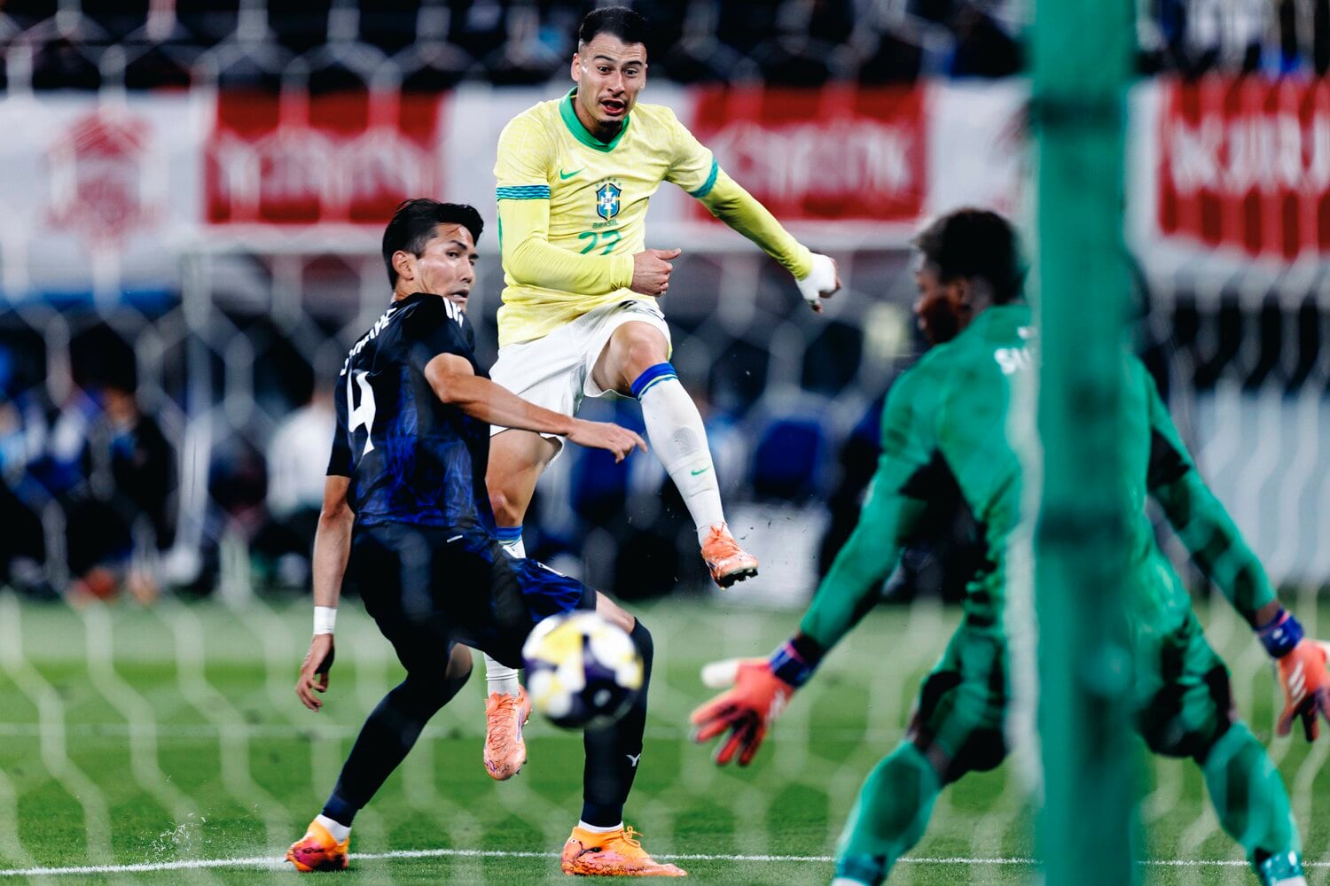 マルティネッリに浴びた2点目のゴール　©Kiichi Matsumoto