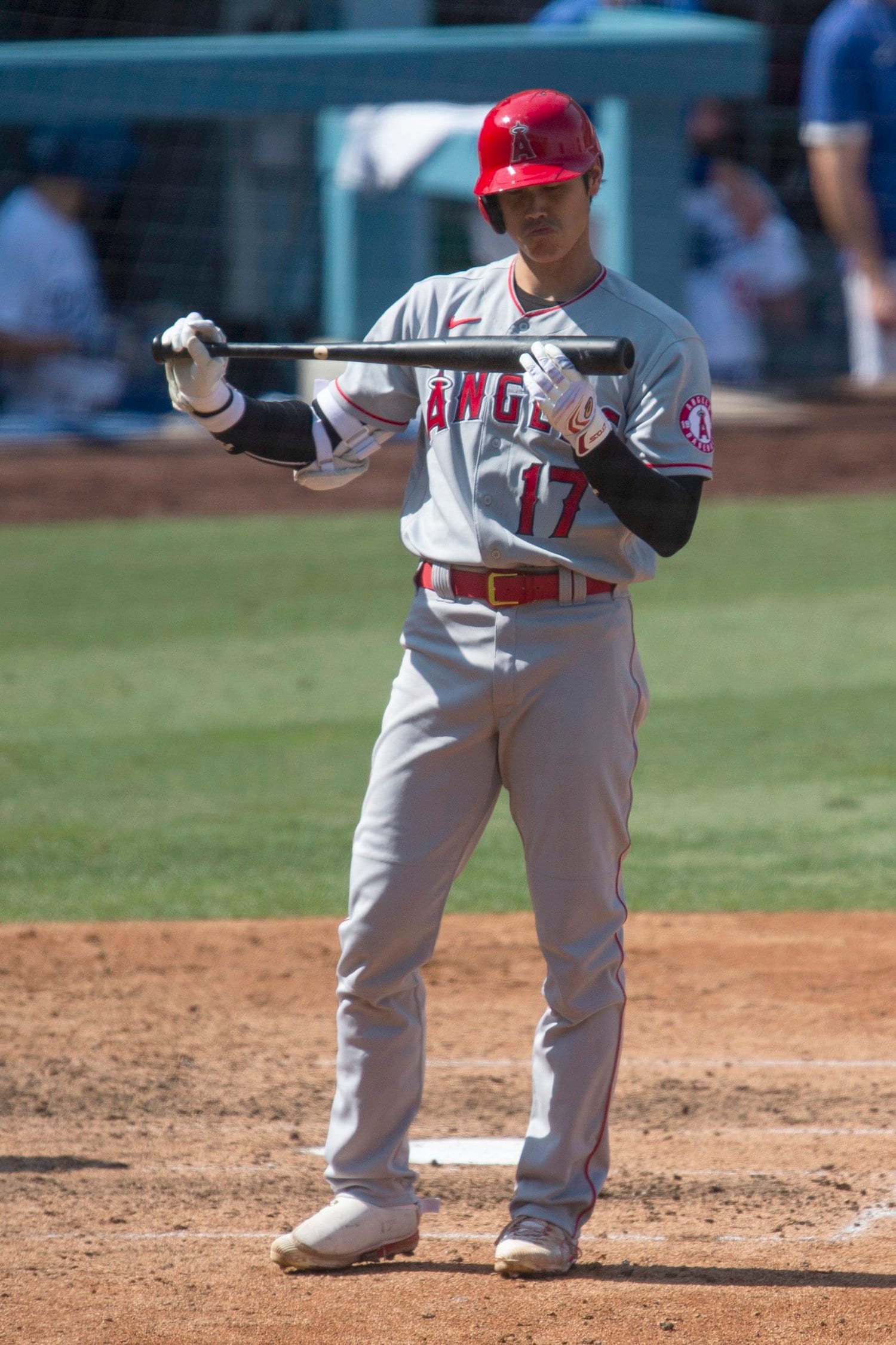 バットを見つめる大谷翔平。昨季はなかなか調子が上がらなかった ©AFLO