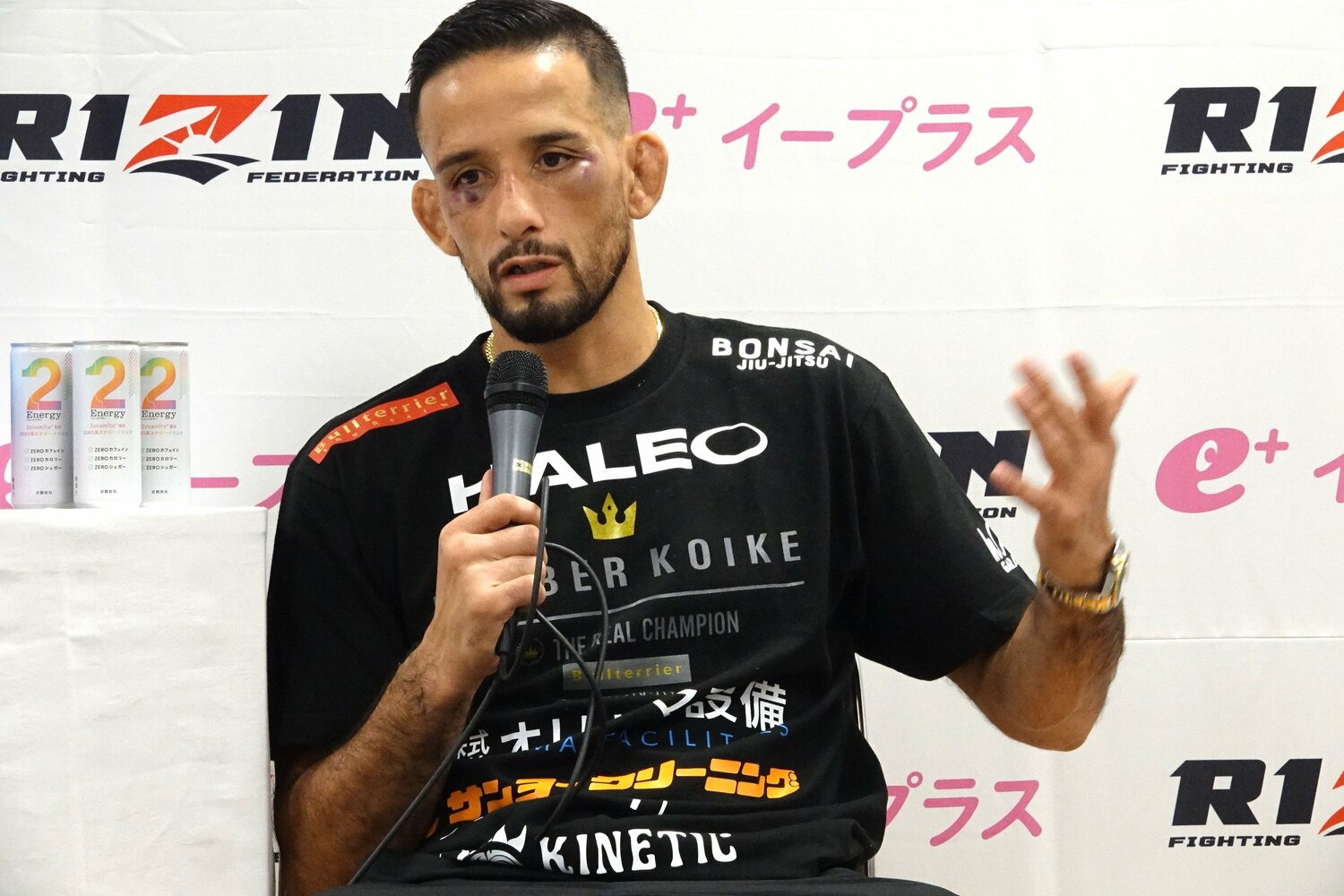 試合後の会見で不満を爆発させるクレベル・コイケ　©Koji Fuse