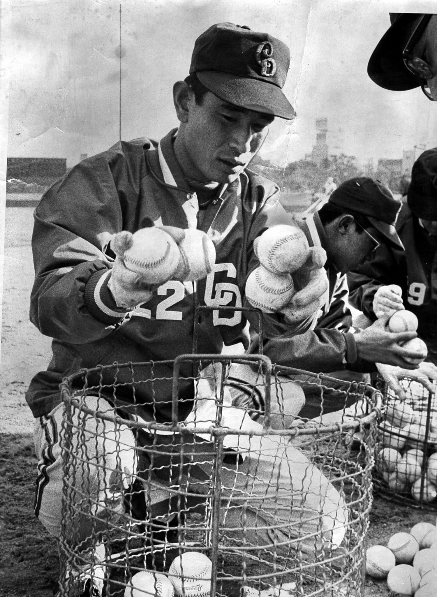 1969年2月、中日・星野仙一初めての春季キャンプ。ボール拾いをする姿も　©Sankei Shimbun