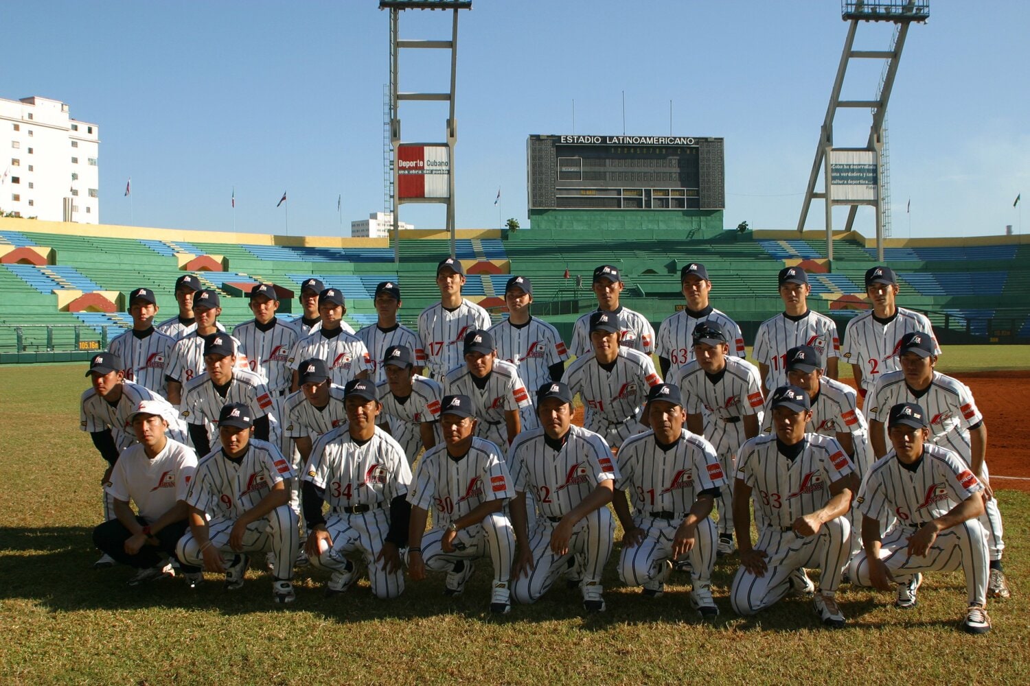 プロ・アマ連合チームとなった2002年のインターコンチネンタルカップ。内海哲也は2列目右端　©AFLO