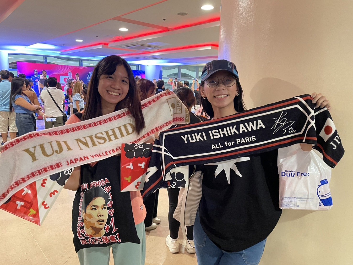 日本代表の応援グッズを手にするフィリピンの観客 (筆者撮影)