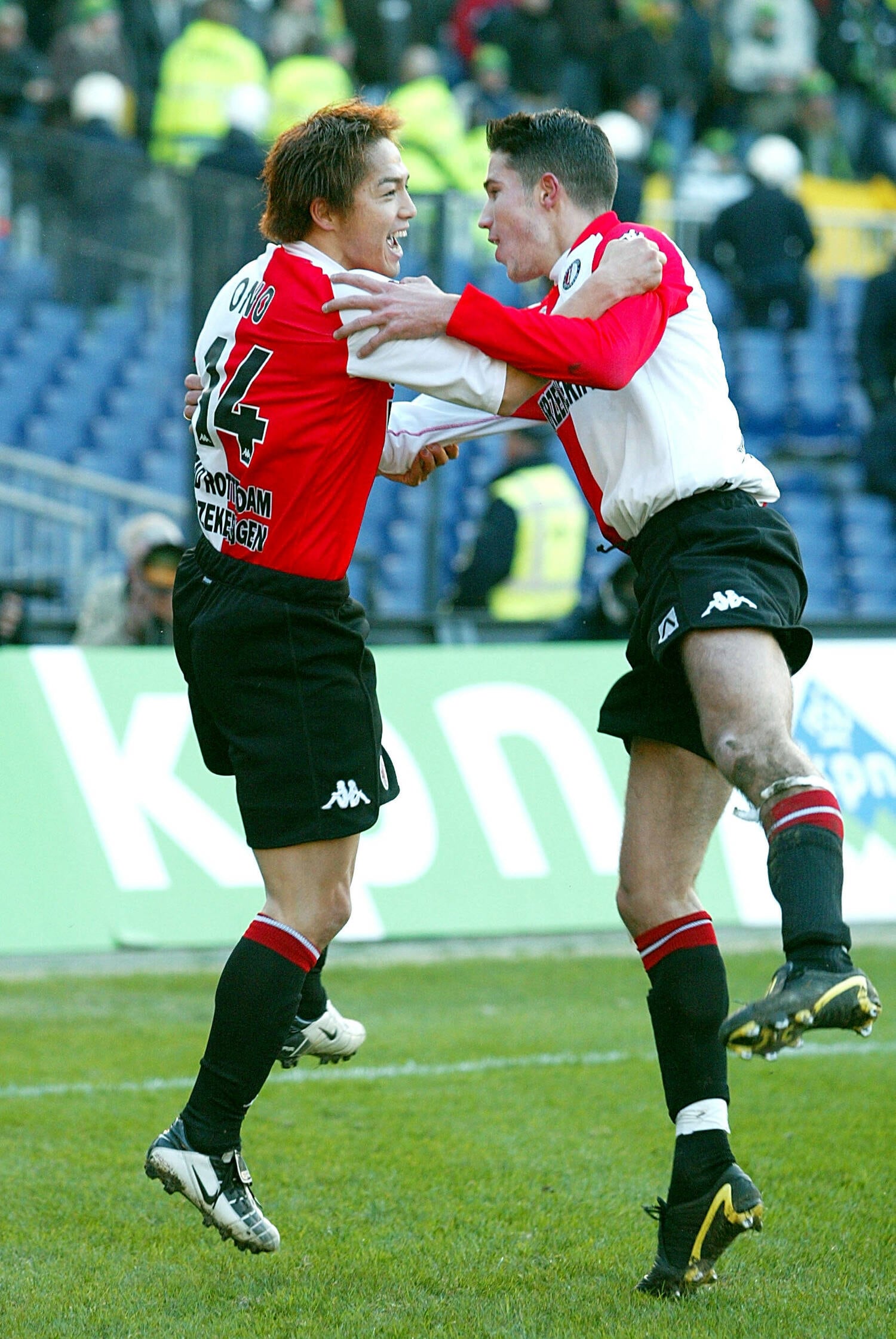 写真は2003年12月、フェイエノールト時代の小野伸二(当時24歳)とファンペルシー(当時20歳) ©Getty Images