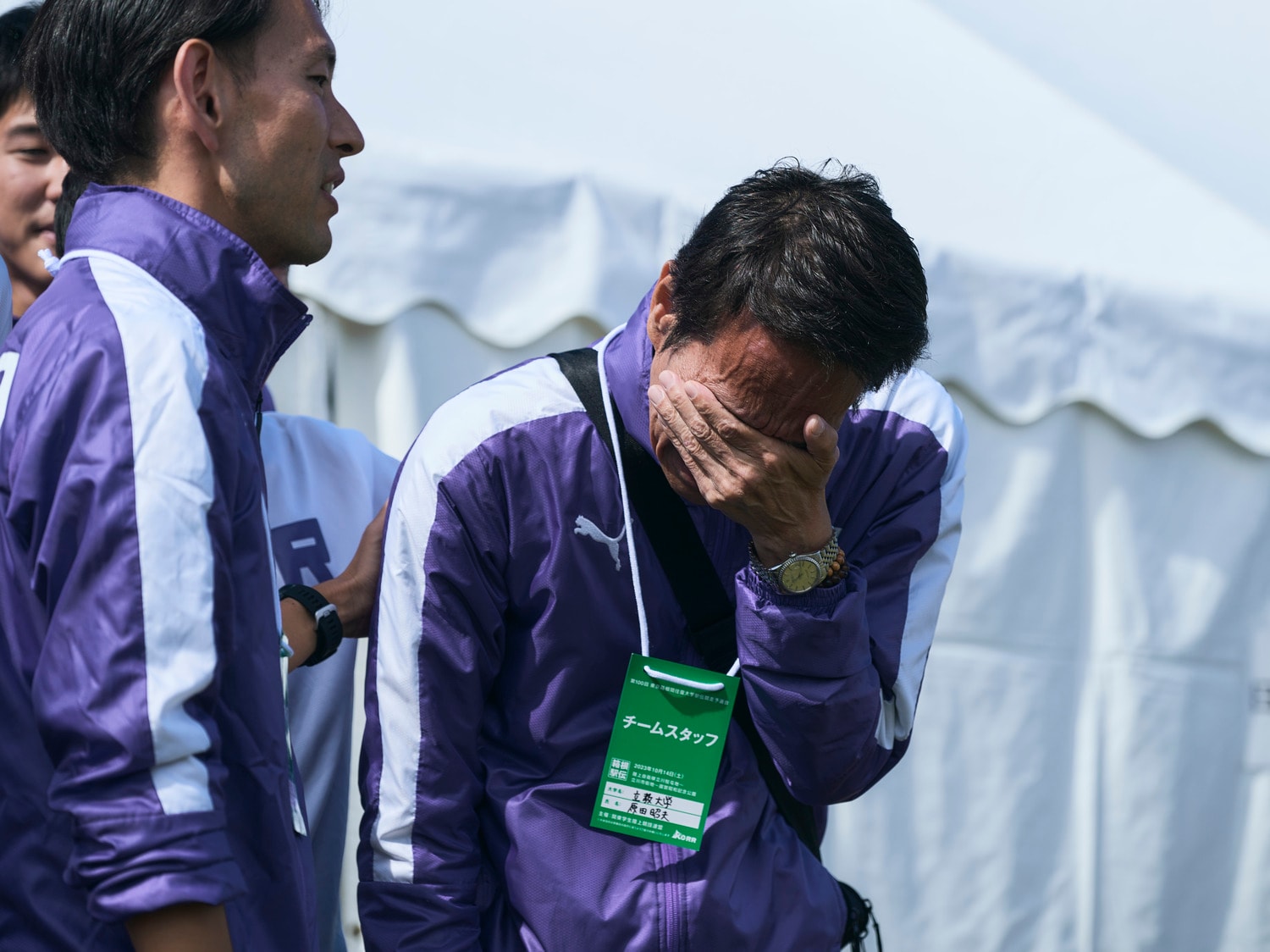 問題が発覚した4日後の予選会という苦境で本戦出場を決め、原田昭夫代理監督は涙にくれた　©Yuki Suenaga