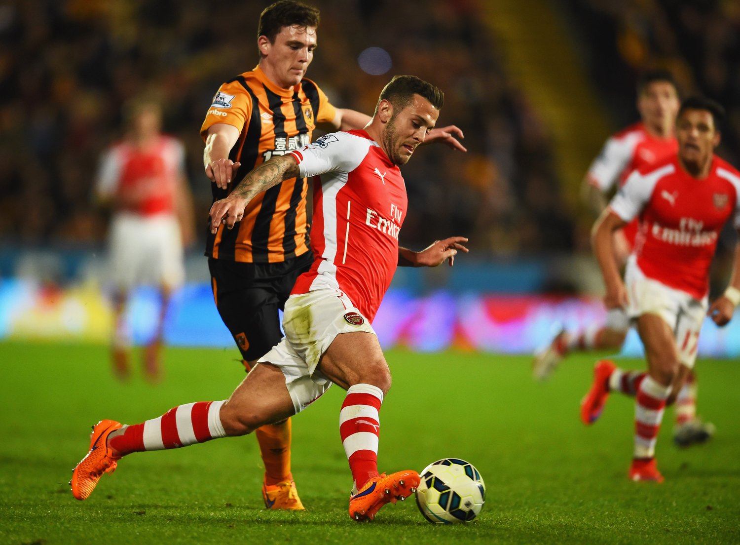 ウィルシャーをチェックするロバートソン　©Getty Images