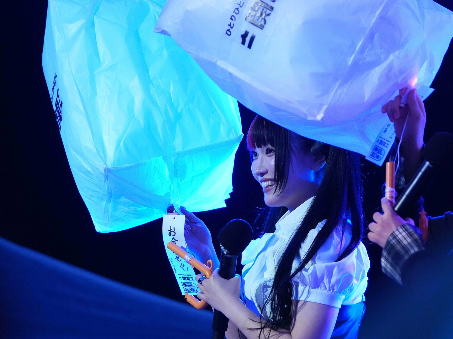 短冊に「お金かせぐ！」と書いたランタンを手にする伊藤麻希。4月18日、東京　©Essei Hara