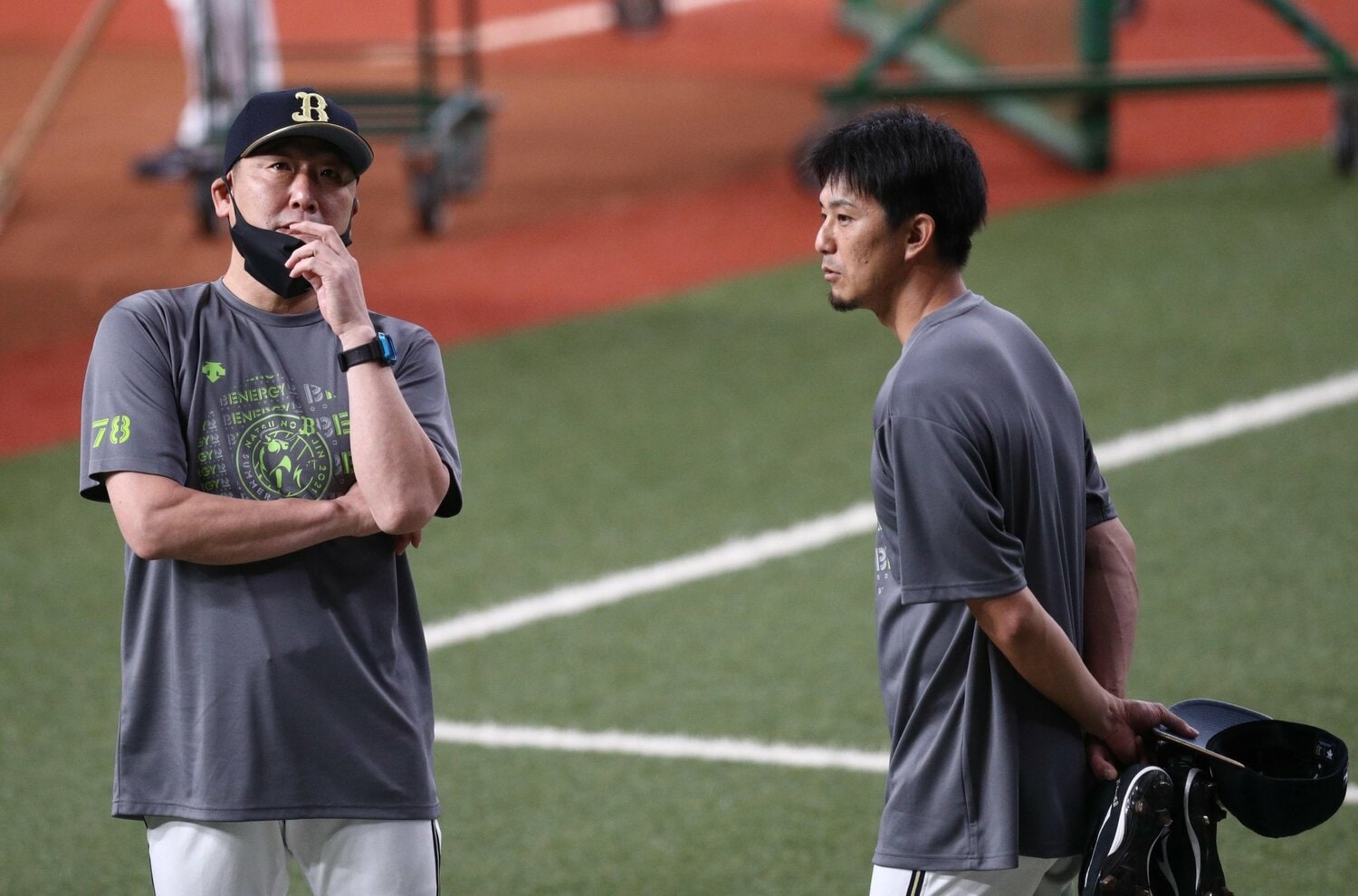 増井（右）と言葉をかわす中嶋監督（2021年）©︎Sankei Shimbun