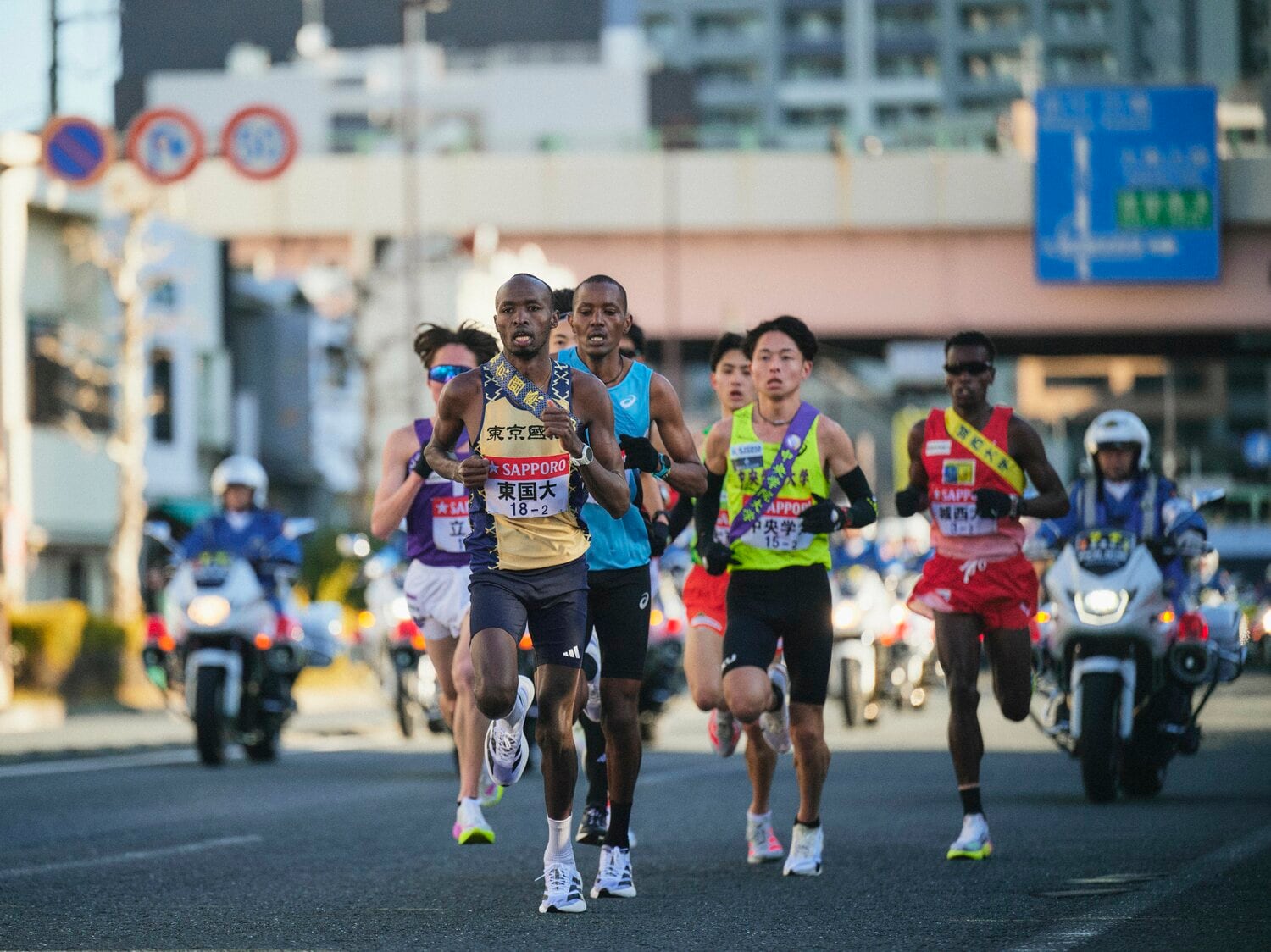 東京国際大2区のリチャード・エティーリ（2年）。最終的に12人抜きで、ヴィンセントがもっていた区間新記録を塗り替えた（1時間5分31秒）　©Yuki Suenaga