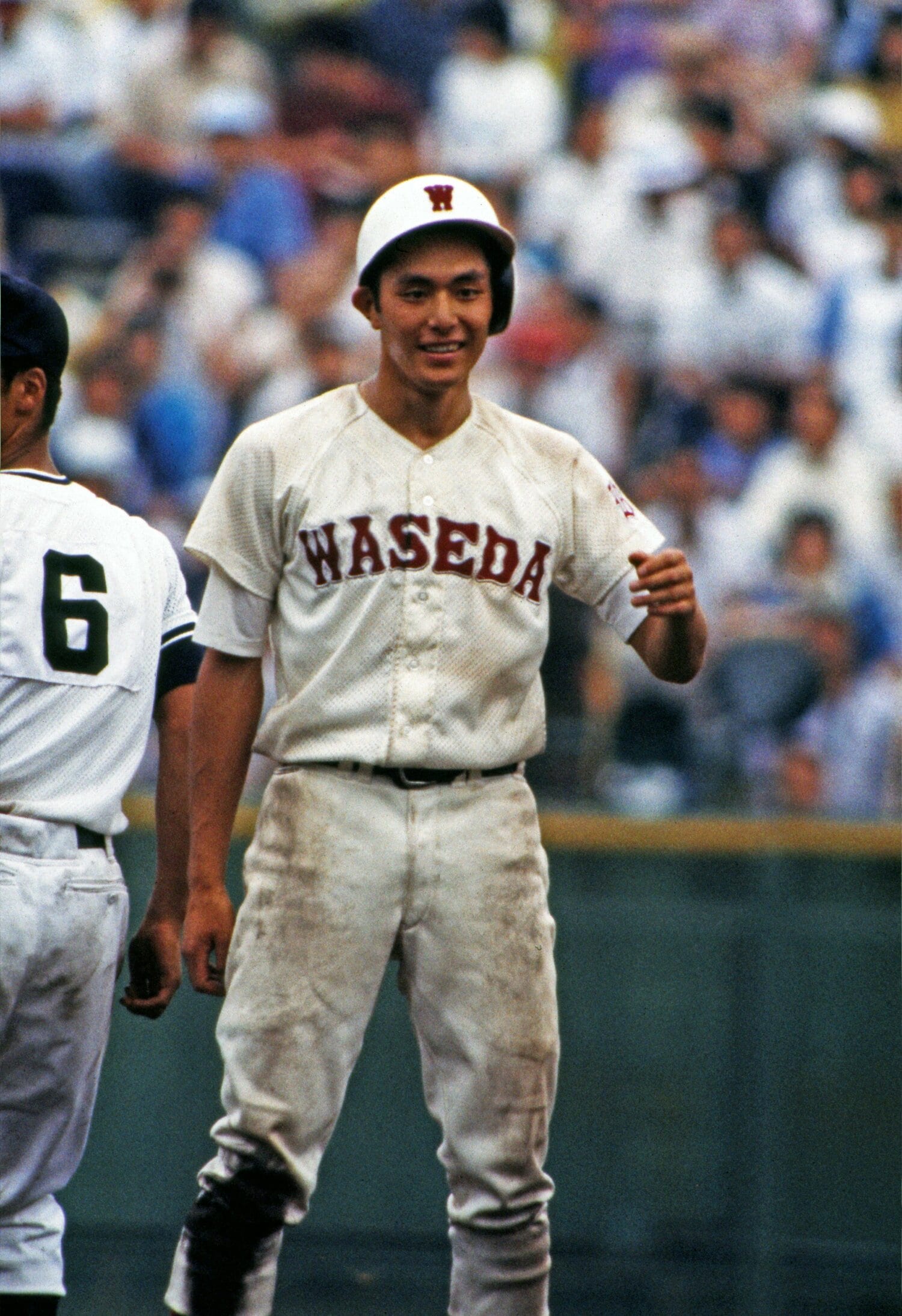 池田高に敗れ、最後の夏を終えた早実・荒木大輔。塁上で山口（左）と言葉をかわしていた　©︎Katsuro Okazawa/AFLO