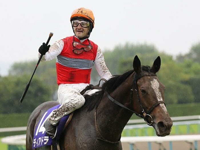 ディアドラ、泥だらけの秋華賞制覇。ルメールの感想は「ごっつあん」。＜Number Web＞ photograph by Yuji Takahashi