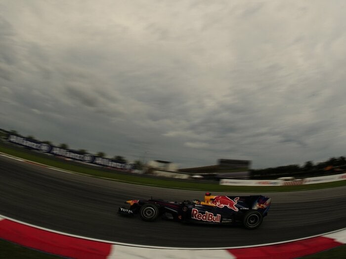 フェラーリとマクラーレンの大誤算。ベッテル楽勝を導いた、雨のセパン。<Number Web> photograph by Hiroshi Kaneko