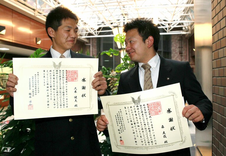 顔を見合わせる2人　©JIJI PRESS