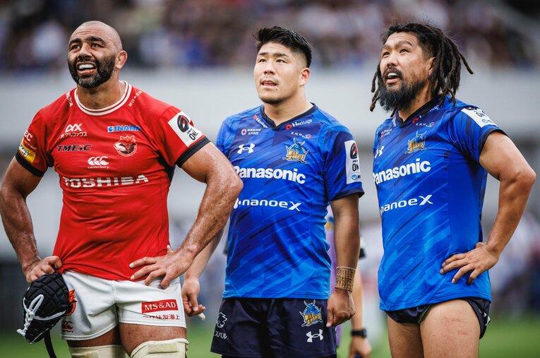 審議の行方を見守るリーチマイケル、松田力也、堀江翔太。トライの取り消しにつながったのは、この日で引退する堀江のパスだった　©Kiichi Matsumoto