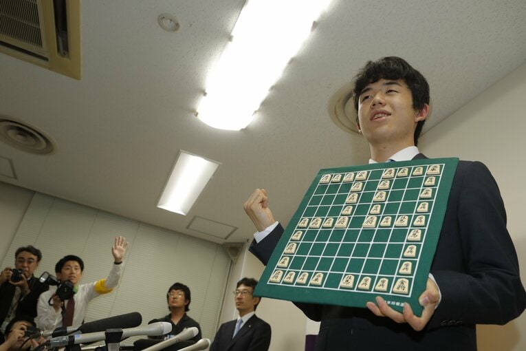 2017年の藤井聡太（当時14～15歳。全8枚中の3枚目）　©BUNGEISHUNJU