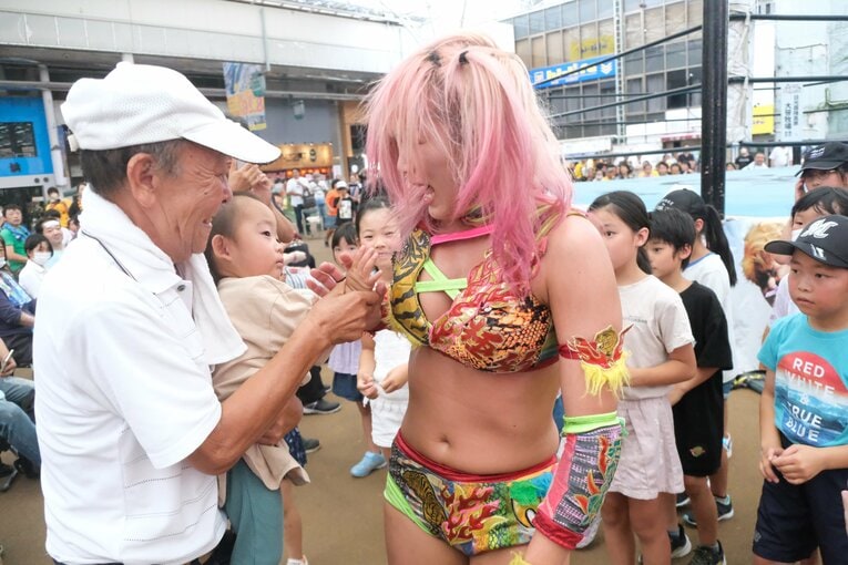 試合後、近隣の子供たちとの交流は名場面に　©Norihiro Hashimoto