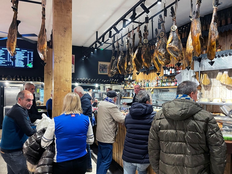 「“クボの疑惑PK”を写真で見ると」「日本代表ユニの少年も」ダービー熱狂のゴラッソ…映像で伝わりきらない“MVP久保建英”の英雄ぶり(63)