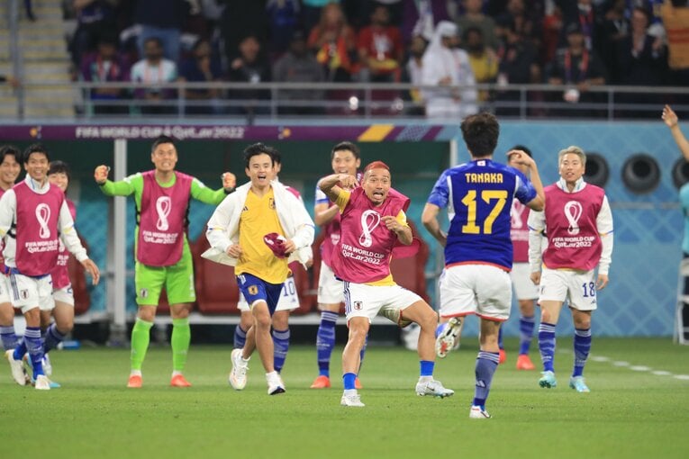 喜ぶ田中碧が向かったのは長友ほか控えメンバーのいる方向へ（奇跡のゴールシーン　41／57）　©Kazuo Fukuchi/JMPA