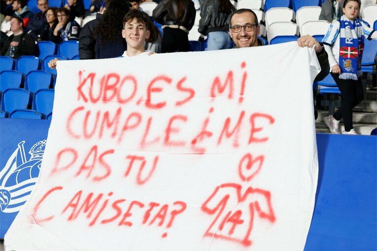 「誕生日だからユニホームを下さい」と、久保へのメッセージを掲げるファン（全30枚）　©Daisuke Nakashima