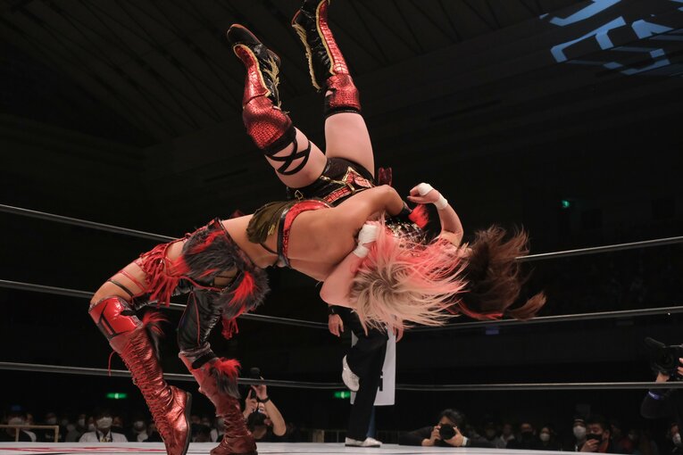 「ジュリアvs鈴季すず」はなぜ“最高に映える”タイトルマッチだったのか？ 試合直後の“姉妹”が明かしたそれぞれの「25分4秒」(60)