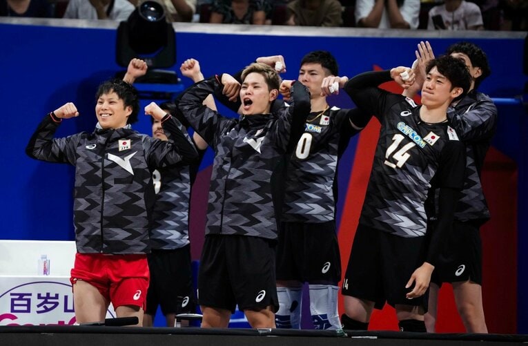 チームに浸透するラリーポーズ（2024年VNL）©︎Volleyball World