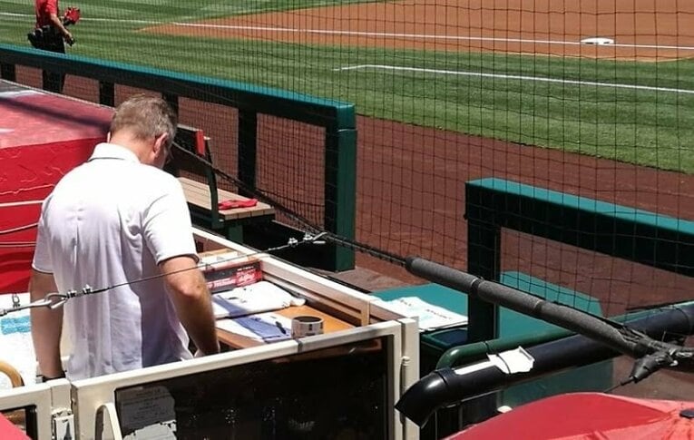 黒いホースでボールが送られ、その場でホログラムが貼付される