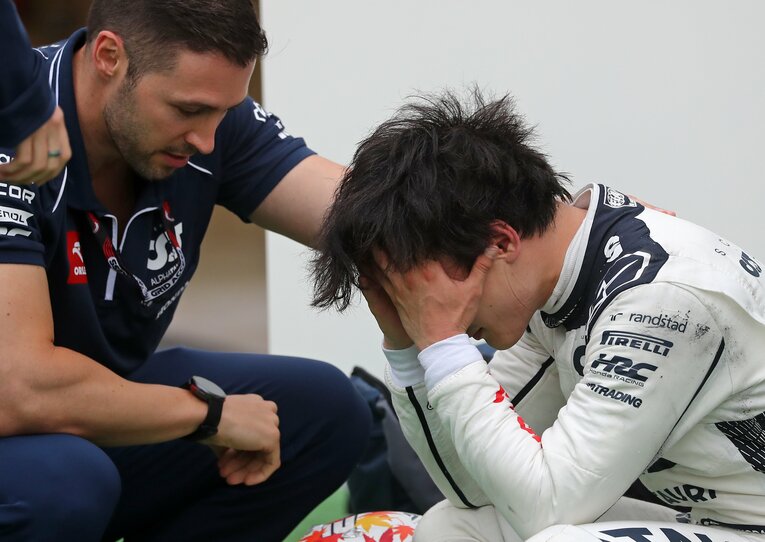 トレーナーのマイケル・イタリアーノが失意の角田のもとへと駆け寄る　©Getty Images