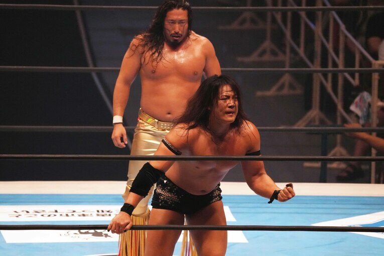 辻陽太のエルボーのダメージを噛みしめる竹下幸之介。7月20日、エディオンアリーナ大阪　©Essei Hara