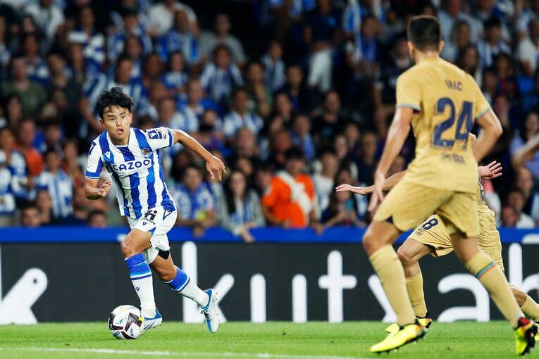 久保建英は「2ケタ得点」狙えるのでは…名手シルバと“精度の差”はあれど、カメラマンが感じたワケ〈バルサ戦好守で同点弾の起点〉(24)