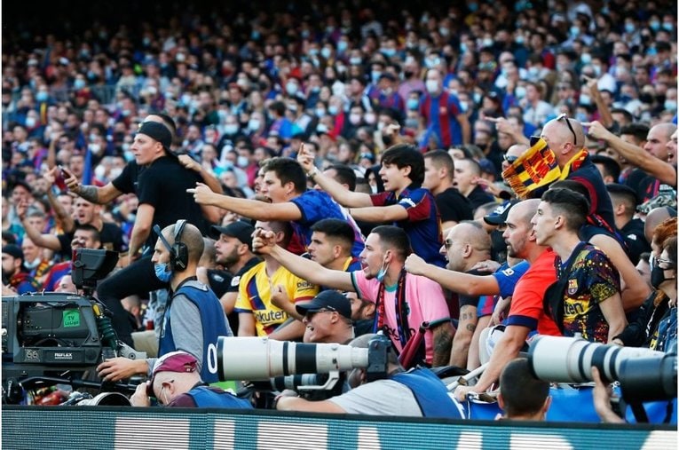 《メッシとロナウド不在の寂しさ》カメラマンが見たクラシコの新風景　17歳ガビや仲良しバルサ＆レアルサポ、殊勲ビニシウスへの“罵倒”(41)