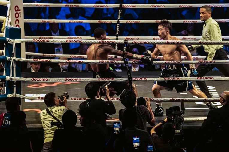 ダメージを負ったフルトンにラッシュをかける井上尚弥（1枚目／全5枚）　©Takuya Sugiyama